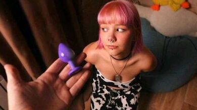 继兄找到了她的肛塞，但继妹并不困惑